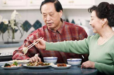 Nguyên nhân khiến người cao tuổi ăn không ngon