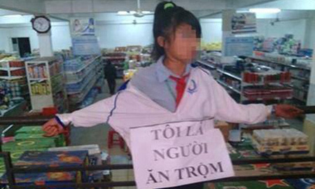 Nữ sinh bị gắn biển 'Tôi là người ăn trộm'  khóc nhiều