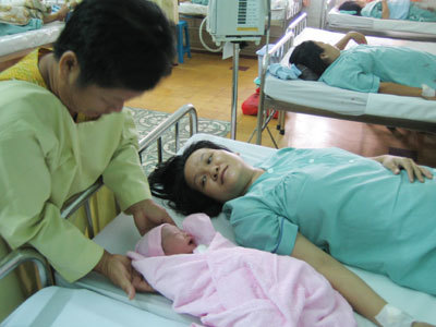Ly hôn rồi nhưng lại 'dính bầu' và đẻ con với chồng cũ