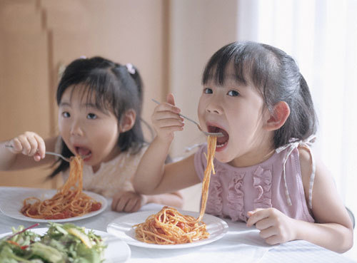 'Thủ đoạn' để con hết biếng ăn