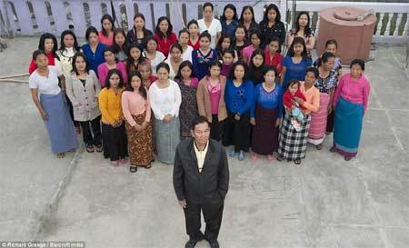 Cận cảnh gia đình 1 chồng, 39 vợ