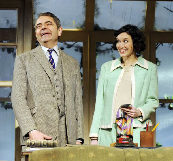 Mr Bean bất ngờ ly hôn ở tuổi 59 để yêu gái trẻ
