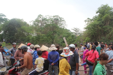 Cô gái chết dưới mương khô trong tư thế ngồi