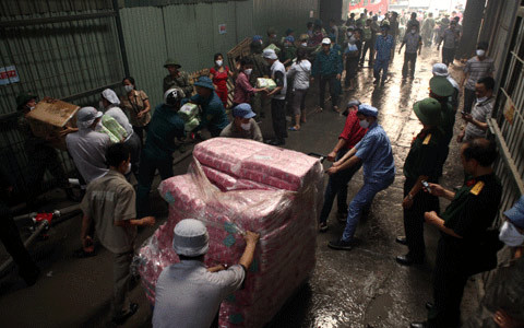 Nháo nhào cứu hàng hóa tại hiện trường vụ cháy