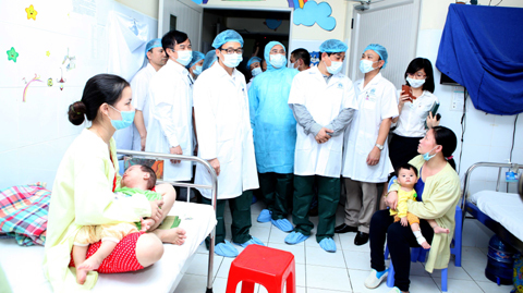 Phó Thủ tướng vào viện kiểm tra gấp diễn biến bệnh sởi