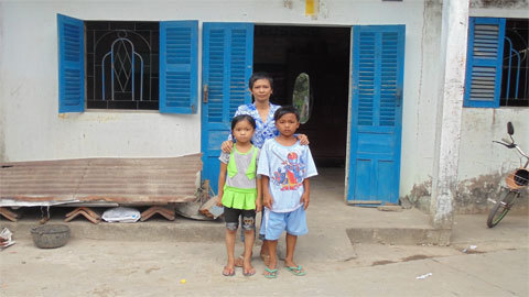 Mẹ không tiền chữa bệnh con xin nghỉ học bán vé số