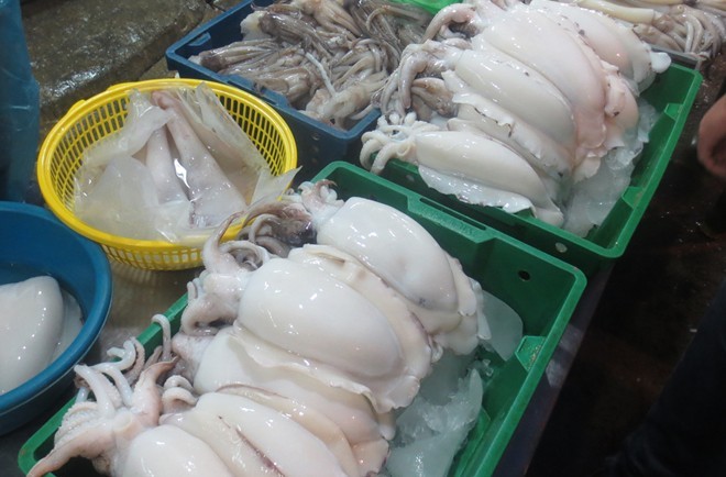 Bên trong xưởng ngâm tẩm mực thối ở Hà Nội