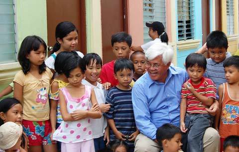 Từ Philippines, nghĩ về nỗi nhục nghèo hèn