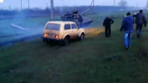 Xem cảnh ôtô rượt xe tăng ở miền đông Ukraina