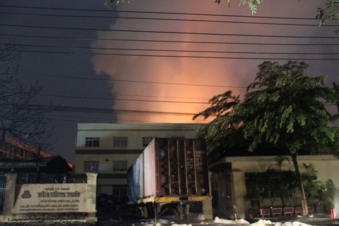 Chữa cháy kho hóa chất suốt đêm, 10 cảnh sát bị bỏng