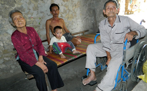 Cơ cực cảnh nghèo nuôi cha mẹ đau yếu, anh tâm thần