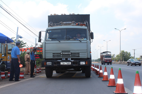 'Bó tay' trước nạn xe quá tải trốn trạm?