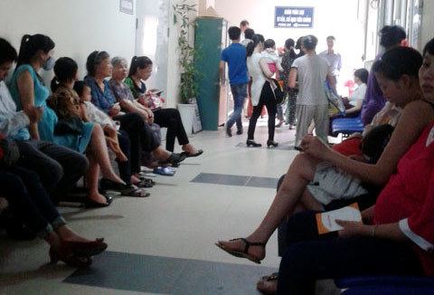 Cha mẹ cuống cuồng đưa con đi tiêm phòng sởi