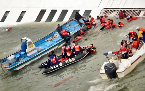 Khoảnh khắc kinh hoàng bên trong chiếc phà chìm