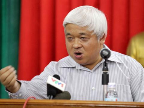 Trước tòa, Bầu Kiên không mất đi ánh mắt sắc lạnh