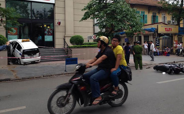 Taxi mất lái, leo lên... cầu thang tòa nhà Pacific