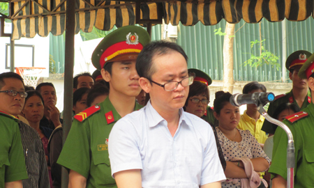 'Người tình' đâm chết nam ca sĩ nhận án 20 năm tù