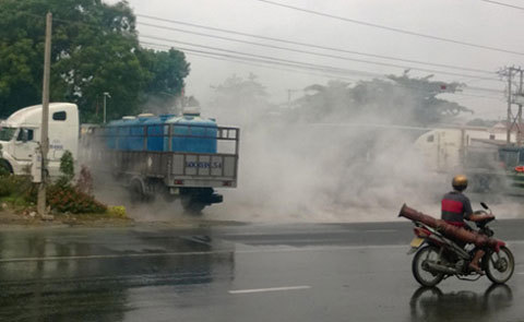 Hàng nghìn lít axit đổ xuống đường, khói bốc nghi ngút