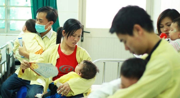 Rơi nước mắt đọc nhật ký của người mẹ chăm con bị sởi