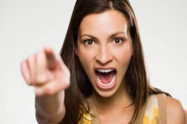 Người đàn bà chửi cả ngõ chỉ vì cái… hố ga