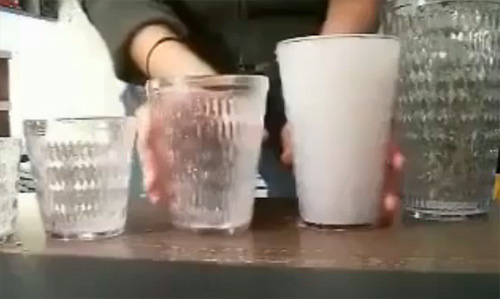 Kinh ngạc màn đổ nước kỳ lạ