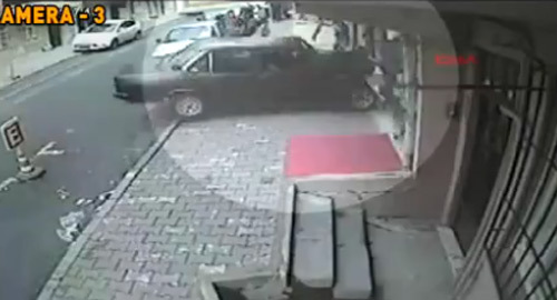 Ô tô đâm kinh hoàng, 3 đứa trẻ bị thương nặng