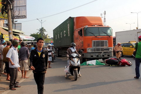 Chạy ngược chiều, một phụ nữ bị xe đầu kéo cán chết