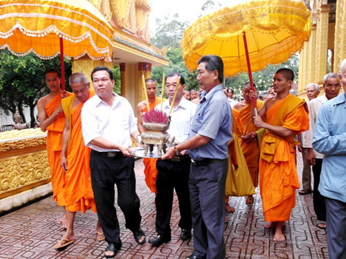 Đoạn đời cơ cực ông Trầm Bê: Cả năm chỉ bộ đồ dính da