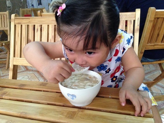 Bí quyết dạy con tự xúc ăn