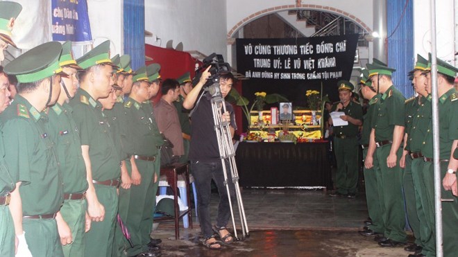 Vụ nổ súng ở cửa khẩu: Anh nằm xuống, con gái chưa chào đời