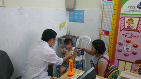 Dựng 'pháo đài' cách ly bệnh nhi sởi ở TP.HCM