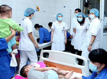 Nhật ký giữa tâm dịch sởi: Lo tự cứu con mình đi!