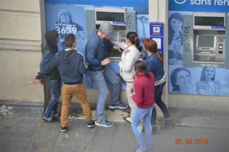 Du khách bị cướp tiền, móc túi trắng trợn ở Paris