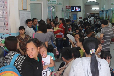 Người Sài Gòn ùn ùn đi chích ngừa sởi