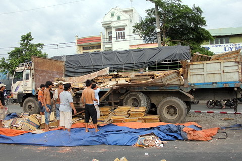 Hàng trăm thùng gạch tràn đường gây ùn tắc nghiêm trọng
