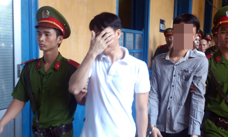 Bị tù chung thân vì 'hại đời' con gái
