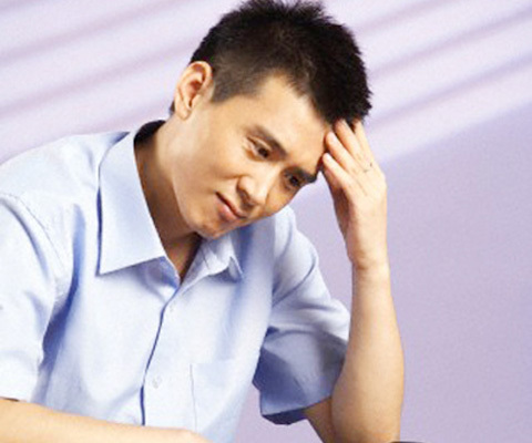 Bố chồng bị con dâu tát tới tấp vì đi vệ sinh không xả nước