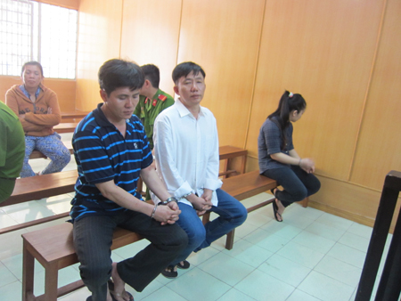 Giang hồ trấn tiền người nghèo ở bệnh viện lãnh án