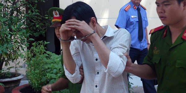 Yêu râu xanh ôm quần bỏ chạy vẫn không thoát