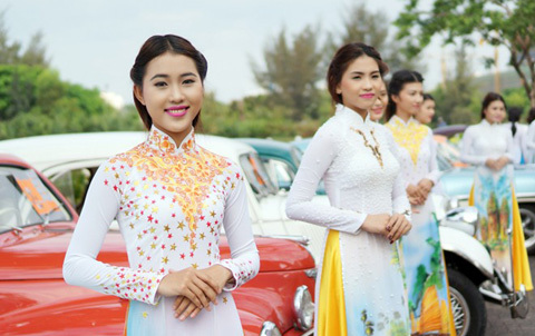 Đoàn xe cổ Sài Gòn khởi hành đến xứ sở công tử Bạc Liêu