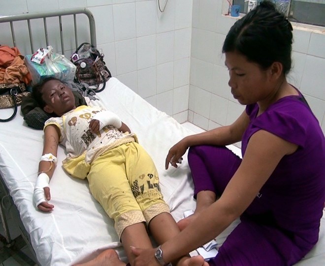 Bóng bay phát nổ, 13 thầy trò nhập viện