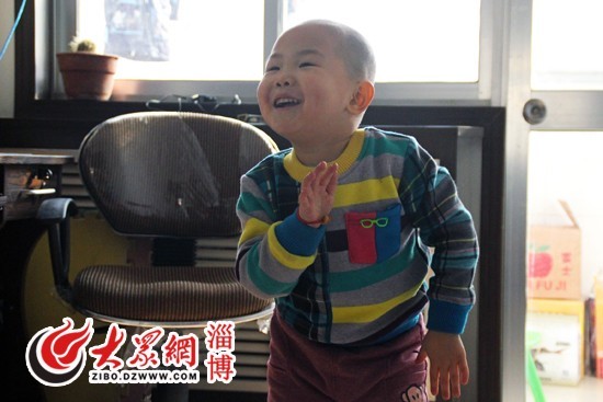 Lo ngại cậu nhóc 3 tuổi đang gây sốt bị mất tuổi thơ