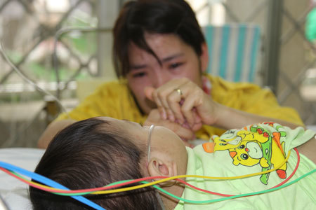 Rơi lệ cuộc chiến giành giật sự sống cho bệnh nhi mắc sởi