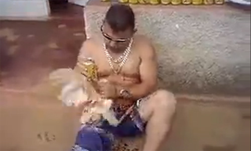Kinh hãi người đàn ông ăn ngấu nghiến con gà sống