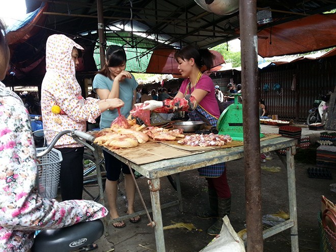 Thịt gà cuối chợ giá 25.000đồng/kg