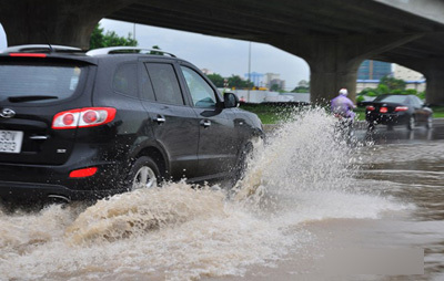 Mưa ồ ạt suốt đêm, nhiều tuyến phố chìm trong nước