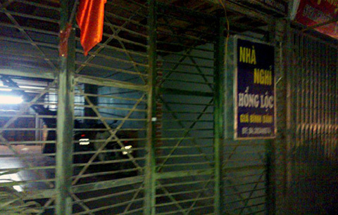 Vào nhà nghỉ với trai trẻ, 1 phụ nữ bị cắt cổ chết