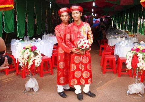 Đông nghẹt người chen nhau xem đám cưới đồng tính