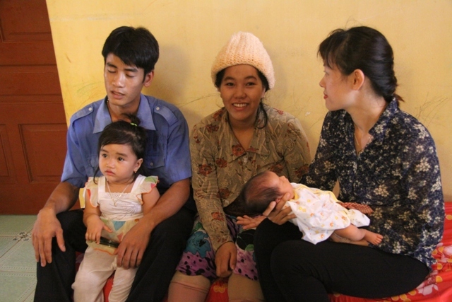 Công dân nhận giấy khai sinh trên đảo Sinh Tồn
