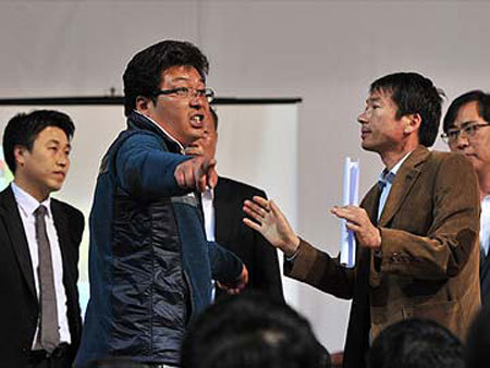 Dân Hàn Quốc nổi giận, nhiều quan mất ghế